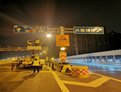 贵州郑州市北三环彩虹桥交通标志牌安装现场